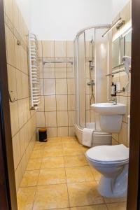 een badkamer met een toilet, een douche en een wastafel bij NOVA.Galicja in Nowy Sącz