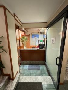 a hallway leading to a bathroom with a shower at Hotel Le Querce in Milan