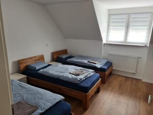 Llit o llits en una habitació de Schöne Dachgeschoss Wohnung