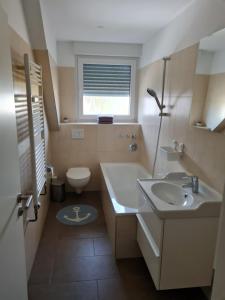 een kleine badkamer met een wastafel en een toilet bij Schöne Dachgeschoss Wohnung in Marl