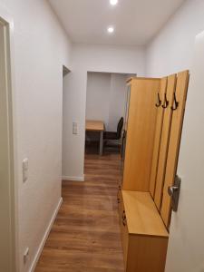 een kamer met een houten kast en een hal bij Schöne Dachgeschoss Wohnung in Marl
