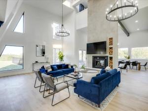 Χώρος καθιστικού στο Modern Home - 1 Acre Lot w Pool Patios Jacuzzi