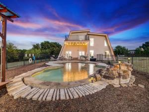Πισίνα στο ή κοντά στο Modern Home - 1 Acre Lot w Pool Patios Jacuzzi