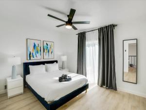Ένα ή περισσότερα κρεβάτια σε δωμάτιο στο Modern Home - 1 Acre Lot w Pool Patios Jacuzzi +44 φωτογραφίες