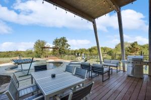 une terrasse avec une table et des chaises ainsi qu'une piscine dans l'établissement Modern Home - 1 Acre Lot w Pool Patios Jacuzzi, à Denton