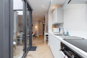 cocina con fregadero y encimera en LOVELY 2bed HOME with patio & fast reliable WIFI, en Dublín