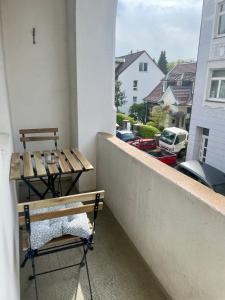 a balcony with two benches and a view of a parking lot at Altbauwohnung mit 2 Balkonen in Wuppertal