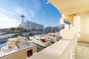 e balcone con vista su un porto turistico con barche. di Precioso Dúplex WELCS -003- con Terraza Grande a Empuriabrava