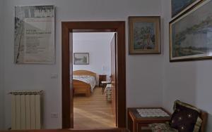 un corridoio con porta che conduce a una camera da letto di Casa degli Artisti a Burano