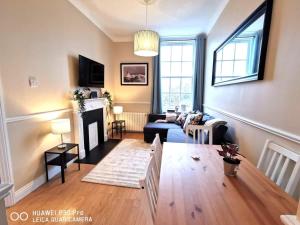 a living room with a couch and a fireplace at CENTRAL LOCATION 2 BED APT Fast WIFI & TV&KITCHEN in Dublin