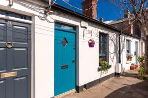 uma casa com uma porta azul numa rua em Beautiful Cottage Central Location Fast WIFI n TV em Dublin