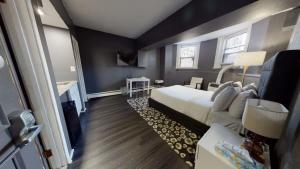 um quarto com uma cama e um sofá num quarto em Lower Level Studios In Hip Bay Village em Boston