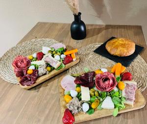 dos platos de comida en una mesa de madera en L'escapade, en Auriol