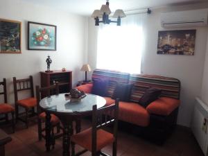 una sala de estar con un sofá y una mesa en Casa Hortensia, en Cazorla