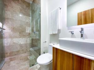 Un baño de Excellent Studio in Aldea Zama with Pool, Gym, Wifi