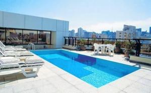 a swimming pool on the roof of a building at Apt Top na Al. Lorena entre Campinas e Pamplona! in Sao Paulo