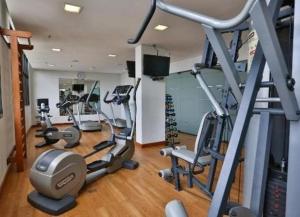a gym with several exercise equipment in a room at Apt Top na Al. Lorena entre Campinas e Pamplona! in Sao Paulo