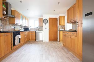Kuchyň nebo kuchyňský kout v ubytování Cornish Cottage - Sleeps 8/9