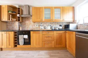 Kuchyň nebo kuchyňský kout v ubytování Cornish Cottage - Sleeps 8/9 + 39 fotografií