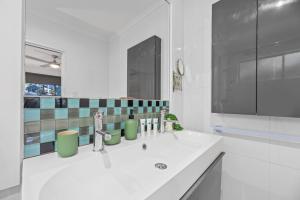 Baño blanco con lavabo y espejo en Hills of Berwick 3bd 2bth - Town House, en Berwick