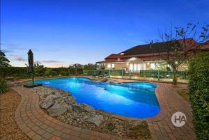 una piscina de agua azul frente a una casa en Sommerville Majestic Farm Manor Retreat 5bd 3Bth Pool Spa en Somerville