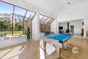 una sala de estar con una mesa de billar. en Sommerville Majestic Farm Manor Retreat 5bd 3Bth Pool Spa en Somerville