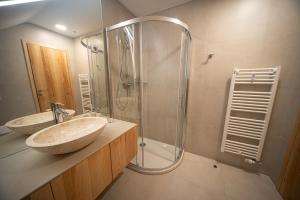 a bathroom with two sinks and a shower at Turizem na kmetiji Rdečnik in Slovenj Gradec