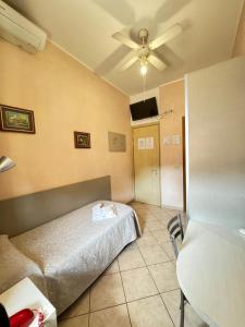 a bedroom with a bed and a ceiling fan at Hotel Le Querce in Milan