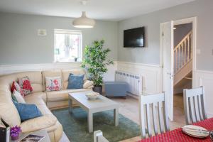 ein Wohnzimmer mit einem Sofa und einem Tisch in der Unterkunft Connemara Letting's Townhouse in Clifden