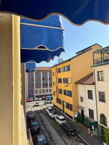 uma vista para uma rua a partir de uma janela com edifícios em Hotel Le Querce em Milão