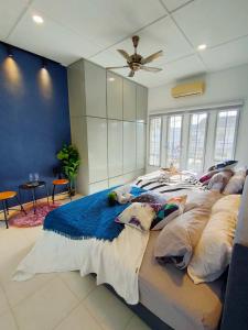 - une grande chambre avec un grand lit et des oreillers dans l'établissement VnVhome SwimmingPool Villa @ Klebang Melaka, à Malacca