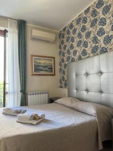 ein Schlafzimmer mit einem Bett mit zwei Handtüchern darauf in der Unterkunft Hotel Le Querce in Mailand