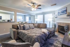 TV/trung tâm giải trí tại Cozy & Modern 5BR Smart Home with Yard and BBQ