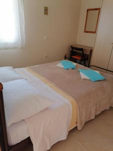 two beds sitting next to each other in a room at Marilena's Beach House in Agios Georgios Pagon