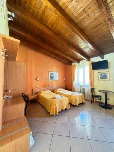um quarto de hotel com duas camas e uma mesa em Hotel Le Querce em Milão