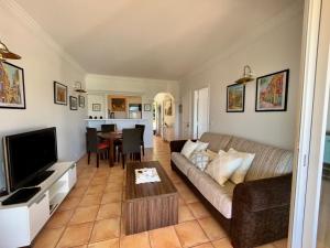uma sala de estar com um sofá e uma mesa em Les Restanques Cabrière 3024 em Grimaud