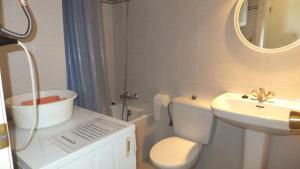 a bathroom with a sink and a toilet and a shower at Roc Mar 2 5C - Apartamento cerca del centro y de la playa - terraza con vistas al mar y al puerto in Roses