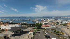 una vista aérea de un puerto deportivo con barcos en el agua en Roc Mar 2 5C - Apartamento cerca del centro y de la playa - terraza con vistas al mar y al puerto, en Roses