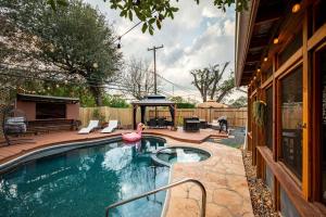 - une piscine avec un flamingo rose à côté d'une maison dans l'établissement Bamboo Lagoon POOL Paradise BBQ TVs and Swing Bed, à Houston