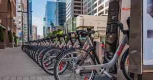 uma fila de bicicletas estacionadas numa rua da cidade em The Grand Prix Suite In the heart of MTL - M11 Rentals em Montreal