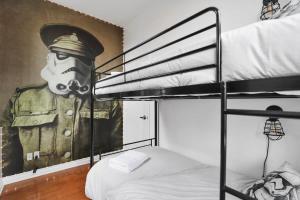 ein Zimmer mit Etagenbett und einem Wandgemälde eines Soldaten in der Unterkunft M11 The Star Wars Suite 3BR Downtown in Montreal