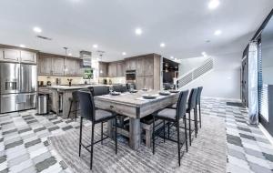 Una cocina o kitchenette en 2King Suites HeatedPool Arcade and Pickleball