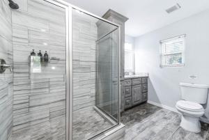 Un baño de 2King Suites HeatedPool Arcade and Pickleball