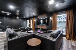 Un lugar para sentarse en 2King Suites HeatedPool Arcade and Pickleball