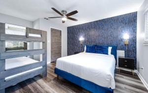 Una cama o camas en una habitación de 2King Suites HeatedPool Arcade and Pickleball 37 fotos más