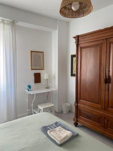 安科納的住宿－mineVaganti，一间卧室配有一张带梳妆台和书桌的床。