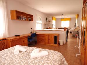 uma cozinha com duas toalhas numa cama num quarto em La Zanja em Villabáñez