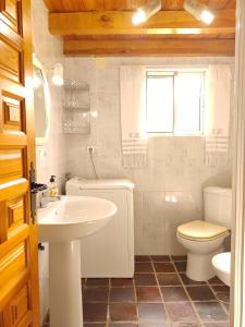 uma casa de banho branca com um lavatório e um WC em La Zanja em Villabáñez