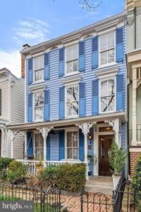 una casa azul con adornos blancos en una calle en 1 Bedroom Treetop Apartment on Capitol Hill!, en Washington