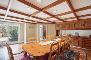 a dining room with a wooden table and chairs at Mansfield Gateway House in Stowe